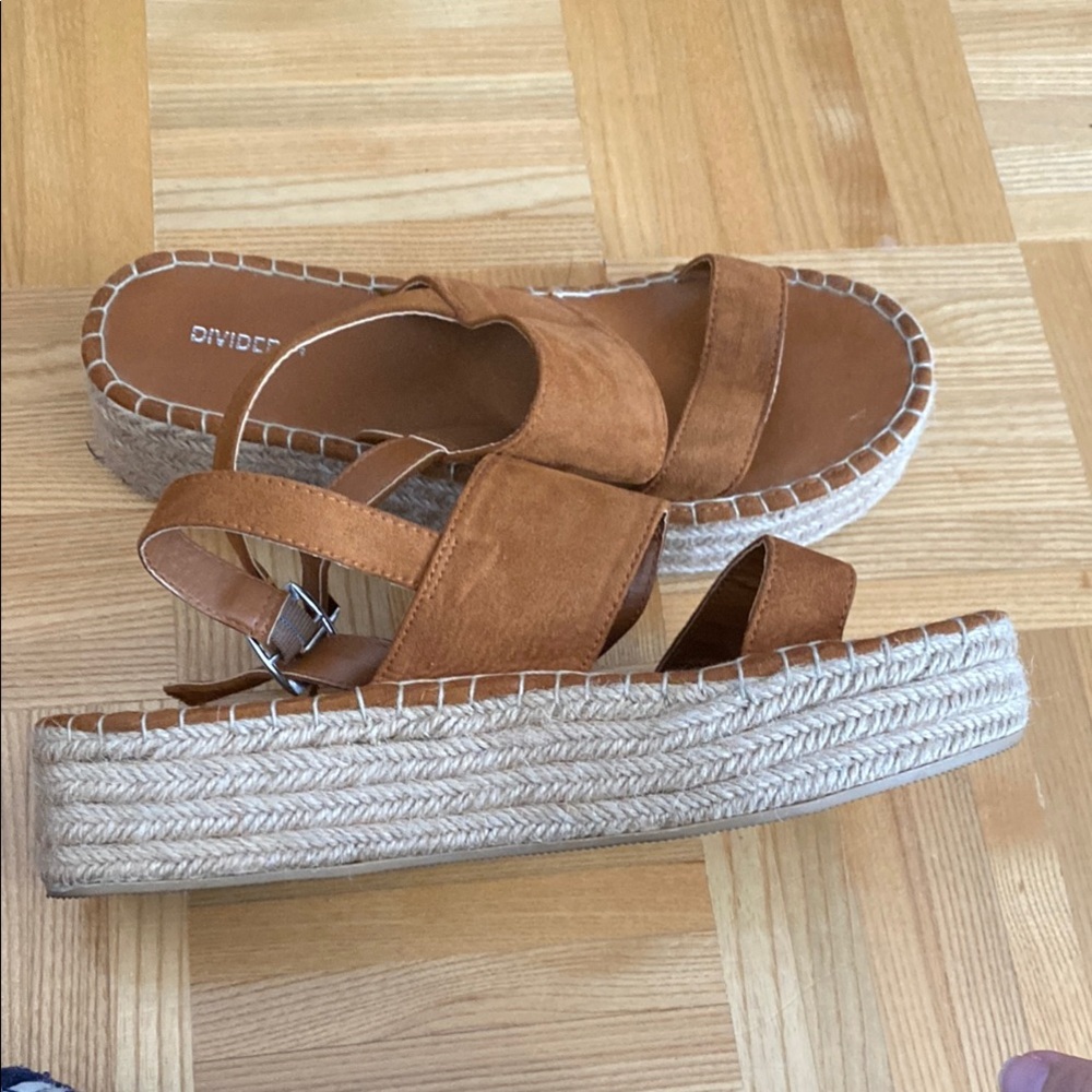 Chic Brown Sandals - Picture 2 of 4